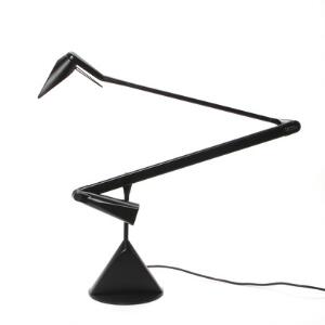 Walter A. Monici Zelig. Bordlampe med justérbar arm og base af sortlakeret aluminium. Udført for Lumina, Italien.