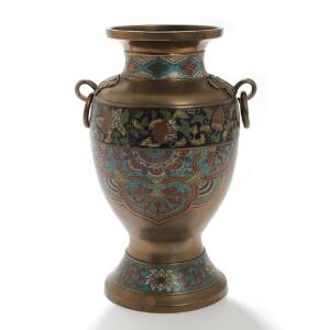 Orientalsk cloisonné vase af bronze, prydet med ornamentik, i sidderne ringhanke. Stemplet Ki Co. Ca. 1900. H. 27,5.
