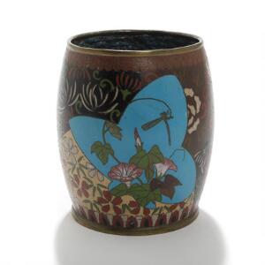 Orientalsk tøndeformet cloisonné vase, prydet med snerler og guldsmede. Ca. 1900. H. 15,3.