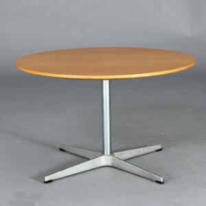 Arne Jacobsen Cirkulært sofabord med stel af børstet stål. Top af eg. Udført hos Fritz Hansen.