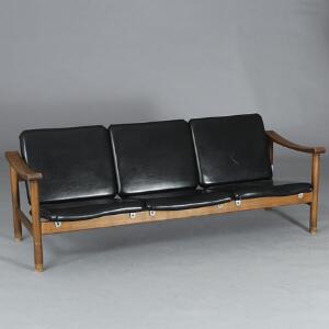 Hans J. Wegner Tre-personers sofa med stel af røget eg. Sæde samt ryg betrukket med sort vinyl. Udført hos Getama.