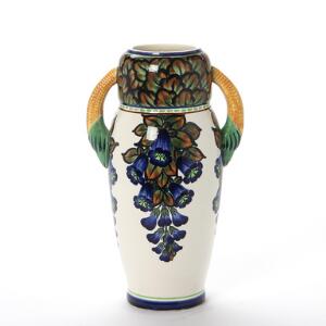 Aluminia vase af fajance, dekoreret i farver med blomster, hanke i form af majskolber. H. 39 cm.