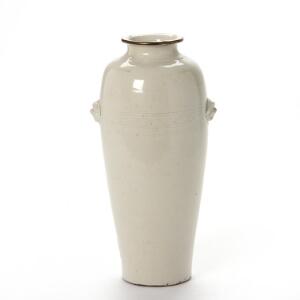 Kinesisk blanc-de-chine vase med indridset frise og to løvehoveder i relief. 20. årh. H. 34,5 cm.