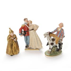 Tre figurer af porcelæn, hhv. Klodshans, Ole Lukøje og Soldat og Prinsesse.  Juliane Maries mærke. Royal Copenhagen. H. 16-19 cm. 3.