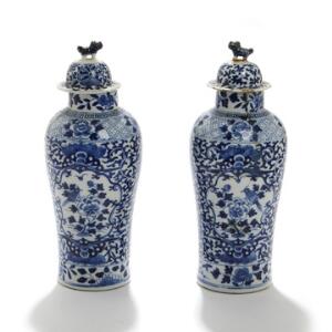 Et par kinesiske lågvaser af porcelæn, dekorerede med blomster og fugle. Signerede. 18.-19. årh. H. 33. 2