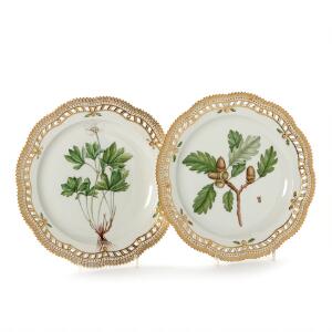 Flora Danica tallerkener af porcelæn med gennenmbrudt fane, dekorerede i farver og guld med blomster. 3574. Royal Copenhagen. Diam. 29 cm. 2.