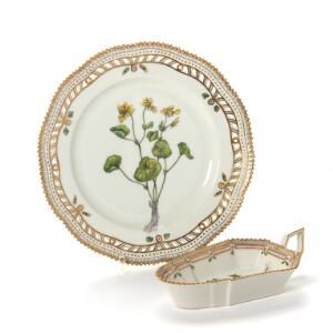 Flora Danica frokosttallerken og assiet af porcelæn, dekoreret i farver og guld med blomster. 3554, 3543. Royal Copenhagen. 2