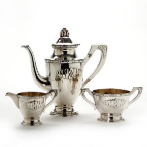 Kaffeservice bestående af kaffe- og flødekande og sukkerskål. Danmark, 20. årh. H. 7,5-24,5 cm. Vægt 905 gr. 3