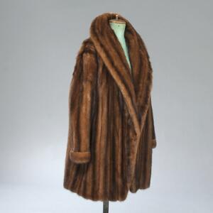 Brun minksvinger fra Birger Christensen med olivengrønt silkefor. Ca. Str. 44-46. Ca. 90 cm.