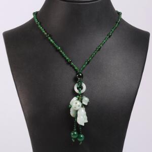 Jadeithalskæde prydet med udskåret jadeit samt perler af cabochonslebet jadeit. Perlediam. ca. 3-8 mm. L. ca. 60 cm. Ca. 2005.