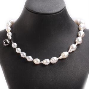 Perlehalskæde med lås af oxideret sterling sølv prydet med Southsea perler og brilliantslebet diamant. Perlediam. ca. 5-20 mm. L. ca. 46 cm.