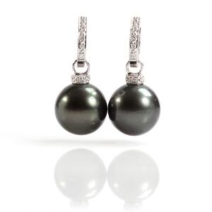 Perleørestikker af 14 kt. hvidguld hver prydet med peacockfarvet ferskvands kulturperle. Perlediam. ca. 10 mm. L. ca. 2 cm. 2