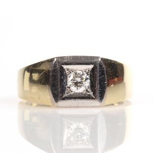 Diamant solitairering af 18 kt. guld prydet med brillantslebet diamant på ca. 0.27 ct. Str. 59. Ca. 1986.