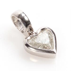 Diamantvedhæng af 18 kt. hvidguld prydet med facetslebet hjerteformet diamant. L. 1,3 cm.