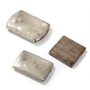 Evald Nielsen m.fl. To cigaretetuier af hammerslået sølv samt kvadratisk pudderdåse af sterlingsølv. Cigaretetuier L. 9 og 11. 3