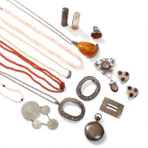 En samling smykker af sølv og sterlingsølv, bestående af et par skospænder omlavet til broche og vedhæng, to læbestiftetuier m.m. 16