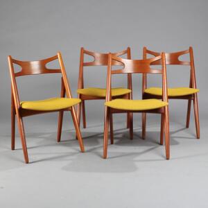 Hans J. Wegner Savbukkestolen. Et sæt på fire stole af teaktræ, sæder med carrygult uld. Udført hos Carl Hansen  Søn. 4