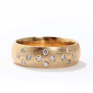 Kraftig diamantring af 14 kt. satineret guld, prydet med talrige brillantslebne diamanter på i alt 0,36 ct. Farve Wesselton. Klarhed VS. Str. 67. 2003.