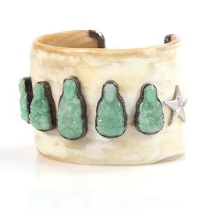 Jadearmring af horn prydet med sølv og oxiderede sølv besætninger og små buddhaer af grøn jade. Diam. ca. 6,3 cm.