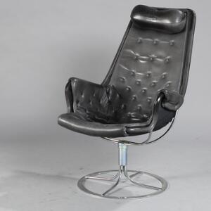 Bruno Mathsson Jetson. Hvilestol på stel af forkromet metal, sæde, ryg og nakkepude med dybthæftet sort skind. Udført hos Dux.