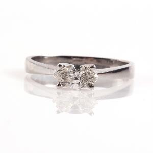 Ole Lynggaard Diamant solitairering af 14 kt. hvidguld prydet med marquiseslebet diamant på a. 0.50 ct. Str. 54,5. Ca. 2009.