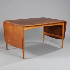 Dansk design Let konveks spisebord med to endeklapper af teaktræ, stel af egetræ med metalbøjler. H. 73. L. 130234. B. 90.