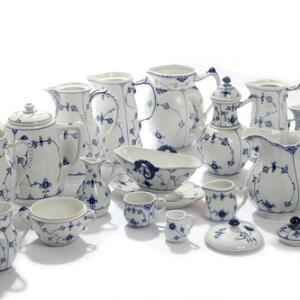 Musselmalet Riflet og Halvblonde. Serveringsdele af porcelæn, Kgl. P. og BG, dekoreret i underglasur blå. 19