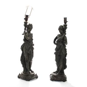 Et par bordlamper af patineret bronze, stammer støbt i form af kvinder i klassiske klæder holdende fakler. Ca. 1900. H. ekskl. fatning 72. 2