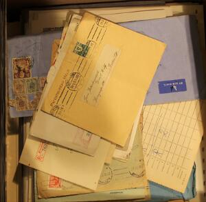 Hele Verden. Stor kasse med en del gamle breve samt samling med tusindvis af mærker fra forskellige lande opsat på store ark. Bør ses