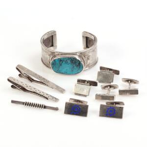 Smykkesamling af sølv bestående af tre sæt manchetknapper, to slipsenåle og en armring prydet med turkis. Diam. 6 cm. Vægt i alt 110 gr. 10