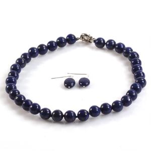 Lapis lazuli-smykkesæt bestående af ørestikker af sterlingsølv og halskæde, prydet med henholdsvis oval cabochon lapis lazuli og perler af cabochon lapis lazuli