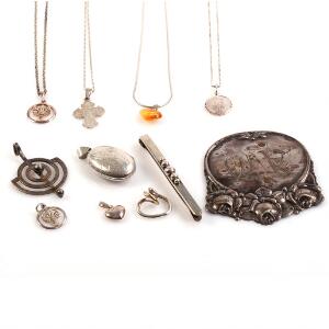 Smykkesamling af sølv bestående af diverse ringe, kæder og vedhæng. Vægt i alt 57 gr.