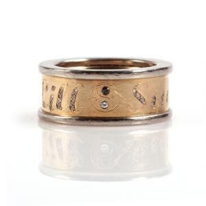 Diamantring af 14 kt. guld og hvidguld prydet med talrige brillantslebne diamanter. Str. 58. Vægt 24 gr.