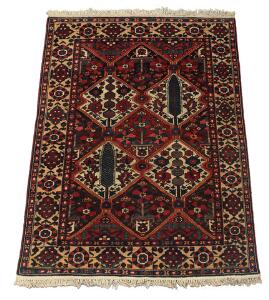 Bakhtiar tæppe, prydet med ornamentik, blomster og bladværk i sammenhængende medaljoner. Persien. Ca. 1960. 203 x 149.