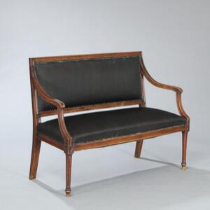 Lille sofabænk af mørkbejdset bøgetræ. Louis XVI form, ca. 1900. L. 119.