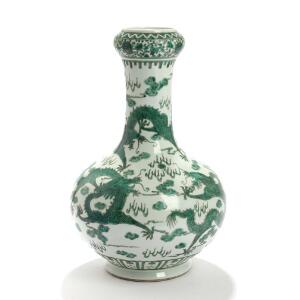 Kinesisk vase af porcelæn, dekoreret i grøn med drager, der jager den brændende perle. Sen Qing. Ca. 1900. H. 42.