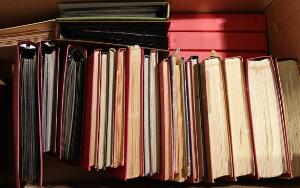 Realisation. Spændende parti fra dødsbo. Ialt 3 store flyttekasser fyldt med samlinger, album, kartoteker, litteratur, tilbehør m.v.