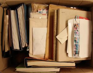 Hele Verden. Flyttekasse med samlinger, indstiksbøger og andet spændende uoverskueligt materiale.