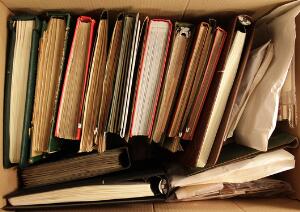 Realisation. Parti i flyttekasse med samlinger, lagerbøger, FDC, spændende gammelt stempelparti med Tofarvet m.m.
