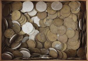 Æske med flere hundrede elmønter, gasmønter og vaskeripoletter med en del dubletter iblandt