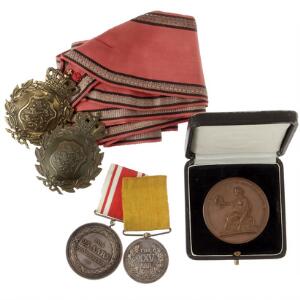 Diverse effekter, bl.a. 25 års medaille for brændvæsenet og 25 års hushjælperforeningemedaille, svendeprøvemedaille i Br., Vallø stifts ordensbånd m.m.