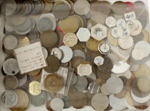 Æske med samling af diverse Kantinepoletter, gasmønter, porcelænsmønter, medailler, tyske nødpenge samt enkelte almindelige mønter, i alt 252 stk.