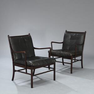 Ole Wanscher Colonial. Et par armstole af mørkbejdset mahogni, sæde med spanskrørsflet. Løse hynder betrukket med sort skind. 2