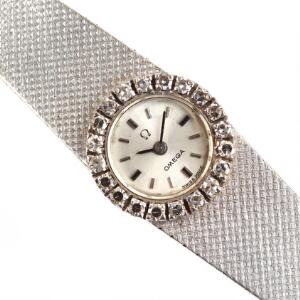 Omega Diamant damearmbåndsur af 18 kt. hvidguld. Mekanisk back-winder værk med manuelt opræk. 1960-70erne.