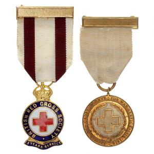 England, Røde Kors, medaille for krigstjeneste 1914-18 samt medaille for 3 års tjeneste, begge med originalt bånd