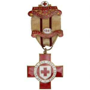 England, Røde Kors, medaille for færdighed i sygepleje, med originalt bånd og metalribbe dateret 1941