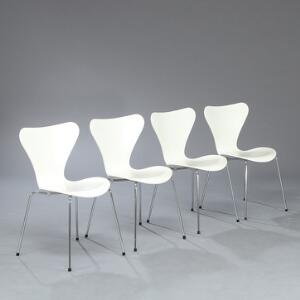 Arne Jacobsen Syveren. Sæt på fire stabelstole med stel af stål. Skalformet sæde og ryg af hvidlakeret træ. Model 3107. 4