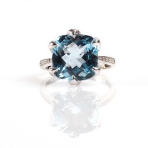 Topaz- og diamantring af 10 kt. hvidguld prydet med facetslebet topaz og brilliantslebne diamanter. Str. 54.