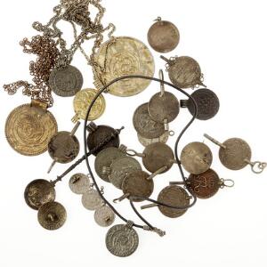 Samling af halsæder med mønter og medailler, sølvske med mønt indfattet i laffet, diverse møntvedhæng samt urnøgler lavet af Offermark 1808 8 stk.