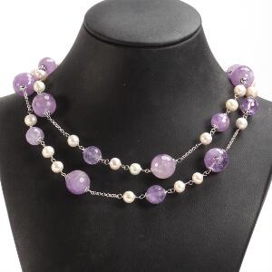 Ametyst- og perlehalskæde prydet med hvide ferskvands kulturperler og facetslebne ametyster. L. ca. 94 cm.